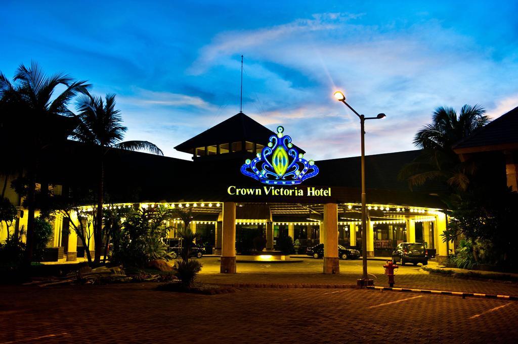 Crown Victoria Hotel Tulungagung Exteriör bild