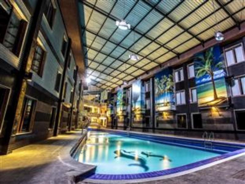 Crown Victoria Hotel Tulungagung Exteriör bild